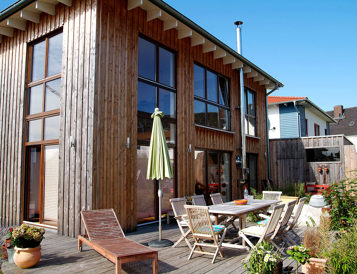 Holzhaus mit einer gemütlichen Terrasse