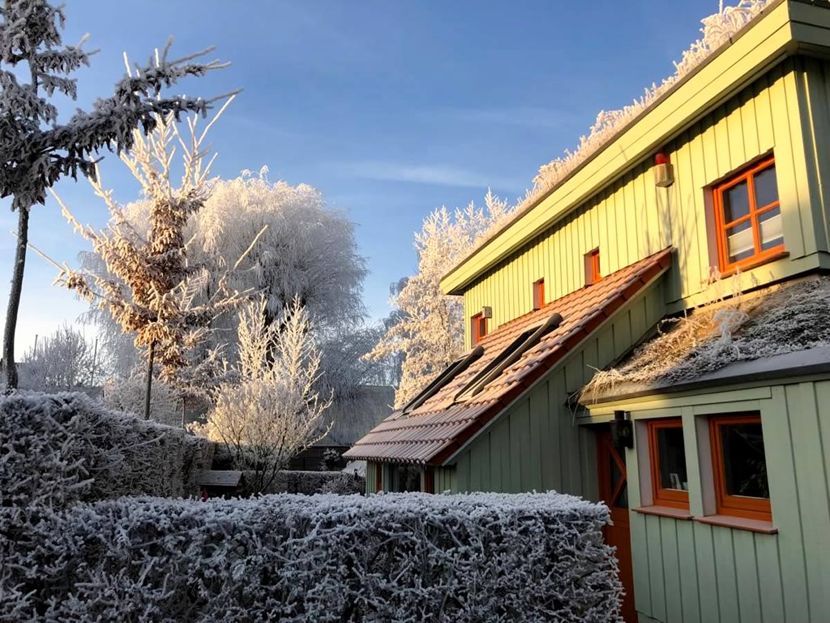 Ein Holzhaus im Winter